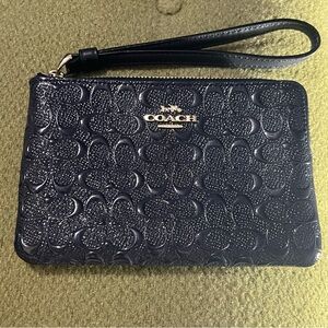 🆕NWT-COACH “C” Embossed Leather Navy wristlet & gold zipper. Includes dust bag